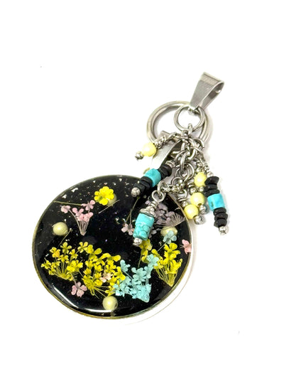 Elevate your style with this interchangeable dangle pendant featuring vibrant dried flowers and turquoise gemstone beads.